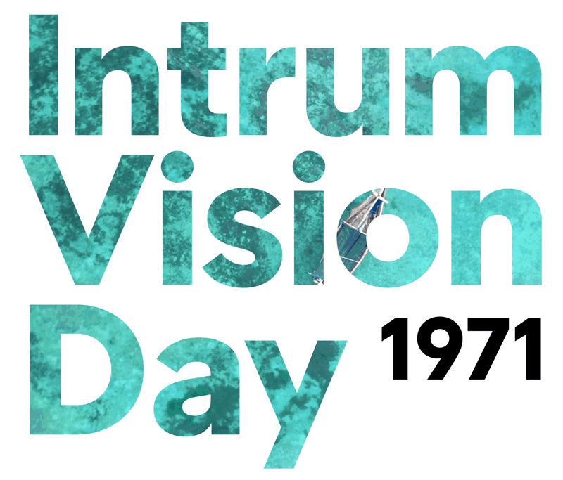 Der Text „Intrum Vision Day 1971“ mit türkisfarbener Textur und einem kleinen Satellitenbild spiegelt die Essenz von Personal Branding Zürich wider.