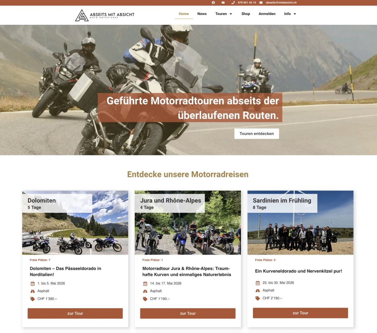 Drei Motorradfahrer fahren auf einer Bergstraße; die Website wirbt für geführte Motorradtouren in Europa.