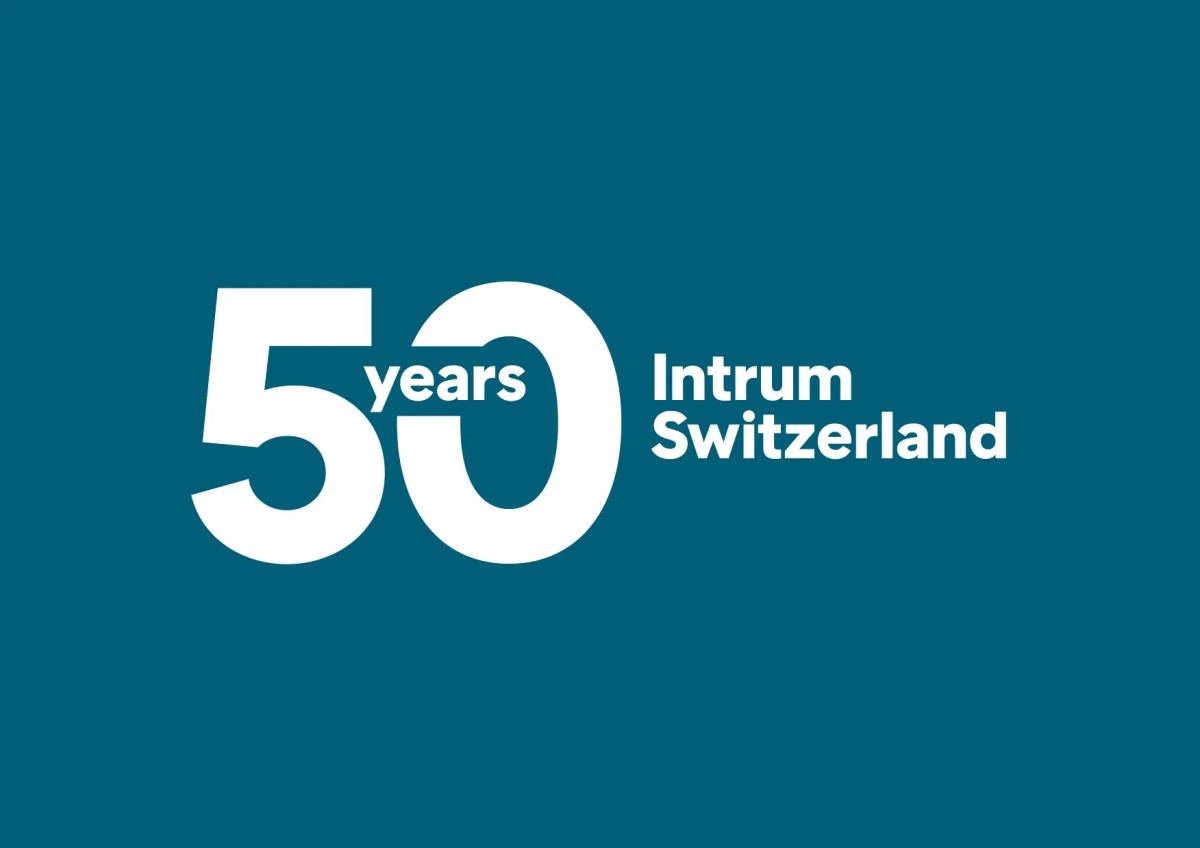 Weißer Text „50 Jahre Intrum Switzerland“ auf blaugrünem Hintergrund, der unser Erbe als vertrauenswürdiger Marketing-Allrounder der Schweiz widerspiegelt.