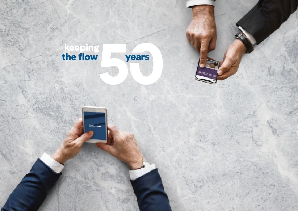 Zwei Hände in Anzügen halten Telefone vor einem grauen Hintergrund. Der Text lautet „50 Jahre im Fluss bleiben“ und symbolisiert, wie Personal Branding Zürich weiterhin Innovationen vorantreibt und gleichzeitig moderne Marketing-Allrounder in der gesamten Schweiz unterstützt.
